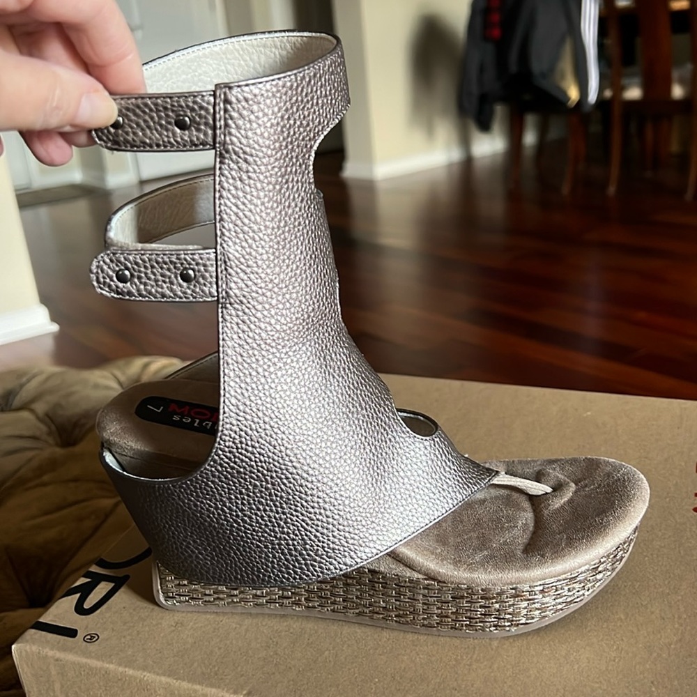 Modzori reversible high wedge size 7 off white and prefer. Arch support, padding